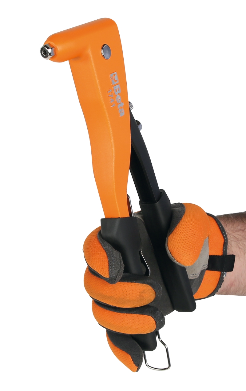 Rivettatrice con 4 testine intercambiabili